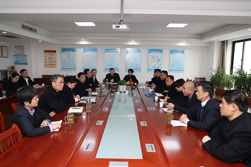 2019年1月，由中宣部主管，以习近平新时代中国特色社会主义思想和党的十九大精神为主要内容，立足全体党员、面向全社会的优质网络平台“学习强国”上线，2月在全国各地陆续铺开。中共长城物业管理有限公司党总支书记朱寿明同志在媒体上看到消息后，立刻下载学习，并号召全公司党员干部共同下载“学习强国”软件。  2019年3月22日，安徽省长城物业在党员活动室开展了以“学习强国”为主题的党员活动。  长城物业管理有限公司党总支书记朱寿明同志在会议上重点强调了以下两点：  1.抓党建工作必须落地，以党建工作助推长城物业的品质提升。成立党建工作培训班，请学习好的同志分享学习方法，共同进步。建立标杆示范单位，推广学习。加强向所在地党组织的沟通汇报工作，创造和谐示范社区。  2.将党建工作跟企业文化相融合。制定党员学习计划、学习制度及奖惩制度，组织丰富多彩的文化生活，提升凝聚力。  会上，专门就学习强国软件的下载、学习进行了操作演练。年龄偏大的老党员，APP下载安装不熟练。青年党员手把手帮助下载、注册、登录，演示操作流程。  会议要求全体党员干部提高政治站位，把学习强国落到实处。并将个人学习积分纳入到年度考核、评优工作中。号召全体党员干部主动学，天天学。将集体学习和个人学习相结合。让“每日学、多互动”成为常态,不断学习新思想、新理念，强化党建引领 全力打造“红色物业”。   “学习强国”党员学习中